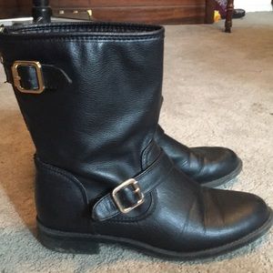 Short black boot